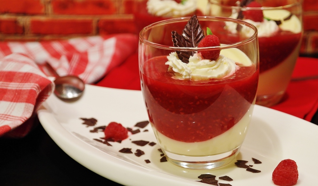 Ягодный десерт с кремом и взбитыми сливками