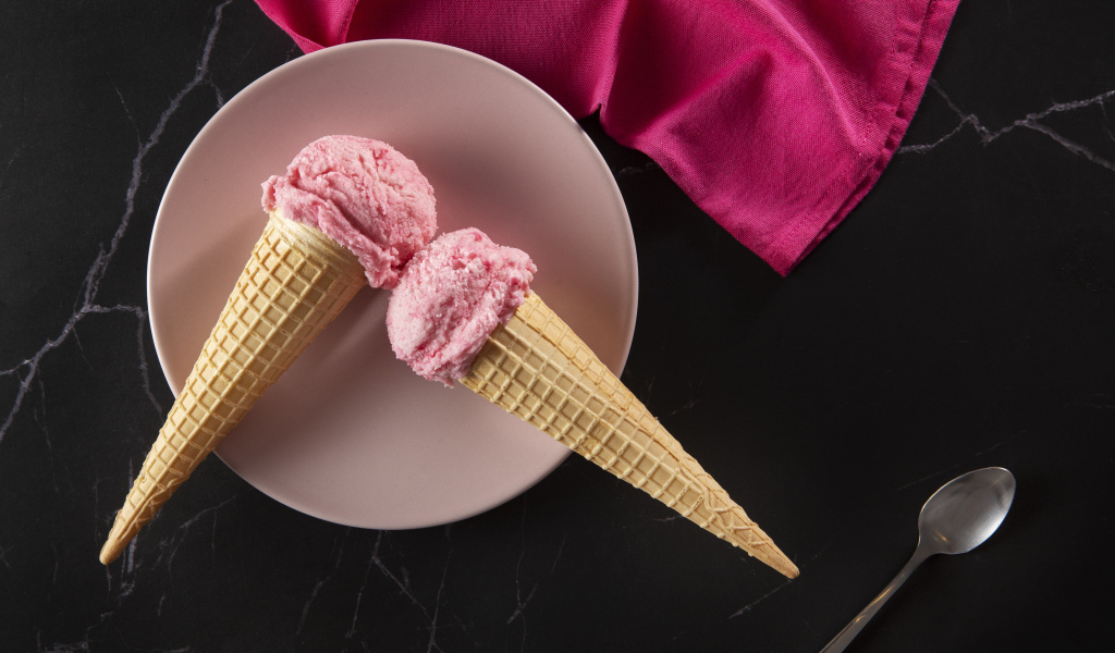 Ягодное мороженое в вафельных рожках на столе