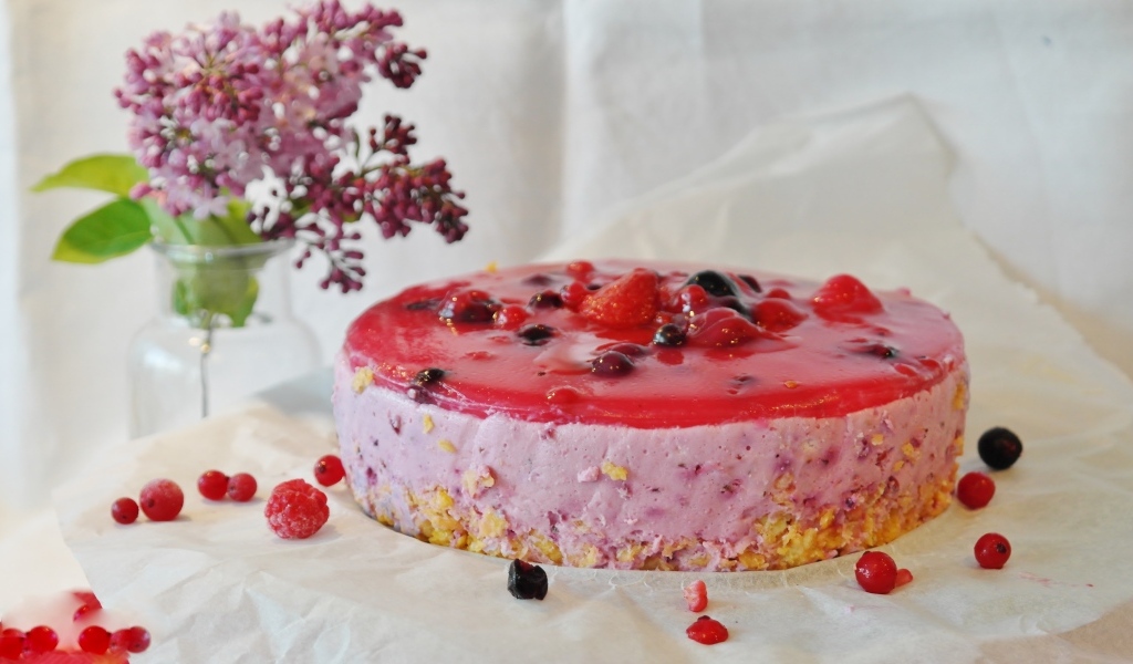 Ягодный торт суфле на столе с сиренью 