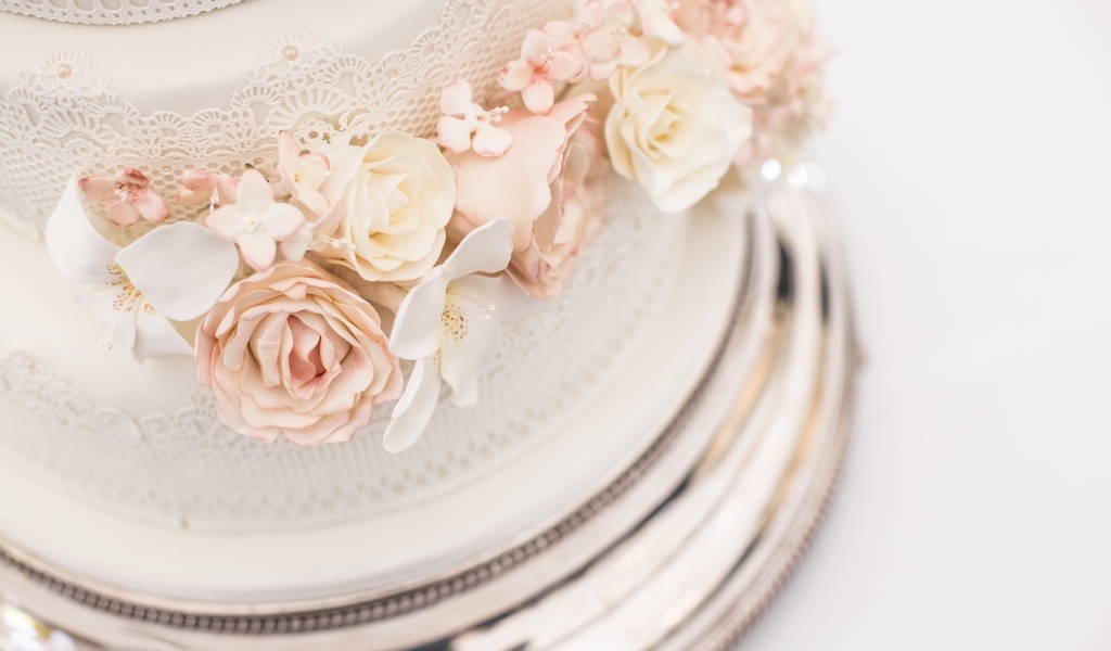 Большой свадебный торт с цветами