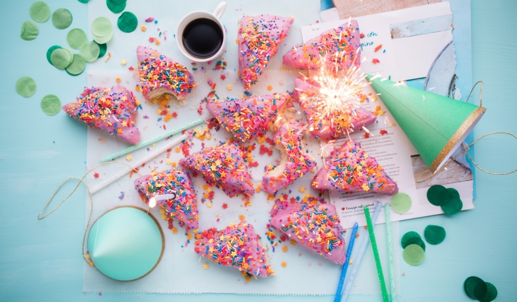 Печенье с розовым кремом на день рождения