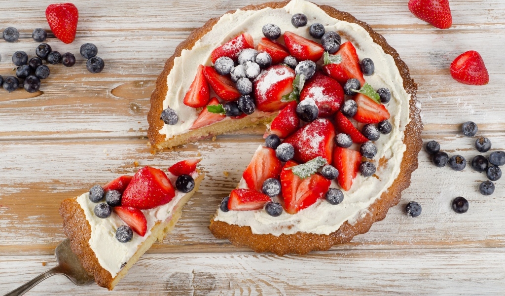Пирог с черникой и клубникой  с кремом