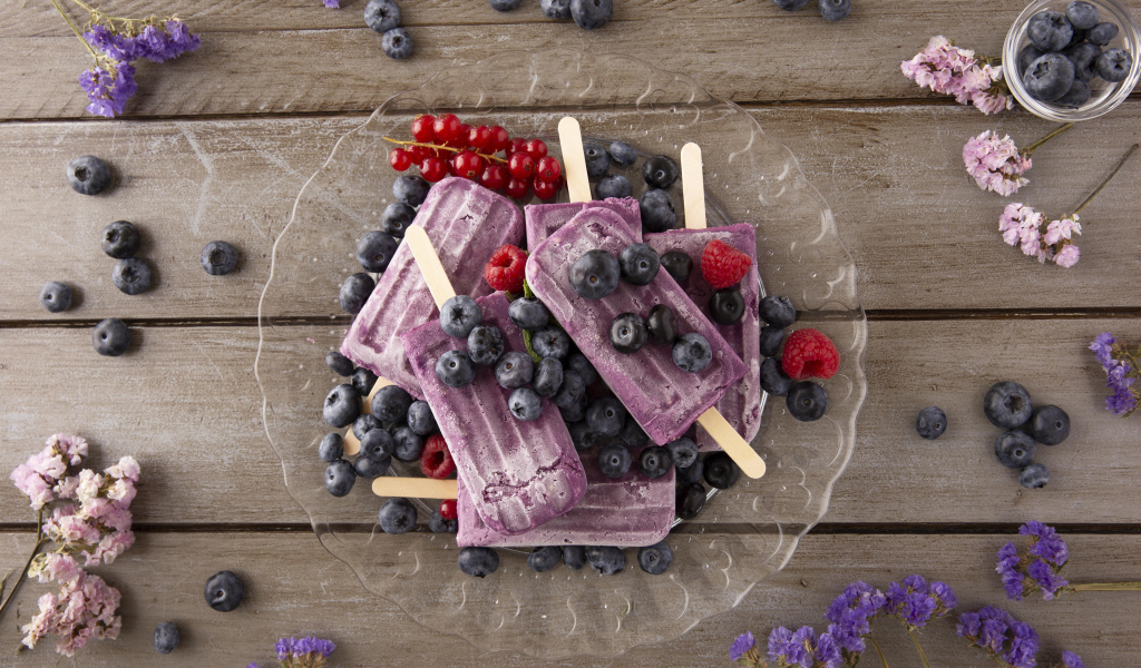 Черничное мороженое с ягодами на тарелке