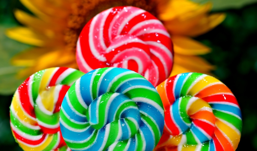 Яркие разноцветные леденцы на палочке
