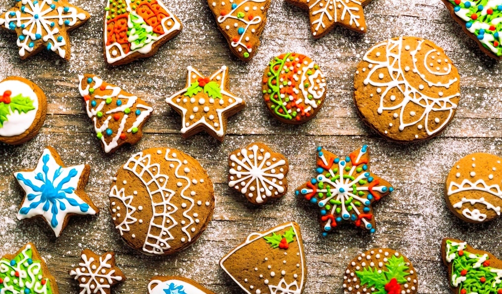 Яркие праздничные пряники на столе