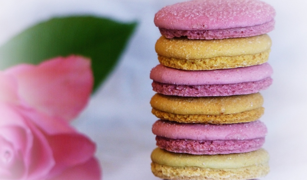 Коричневое и розовое печенье 