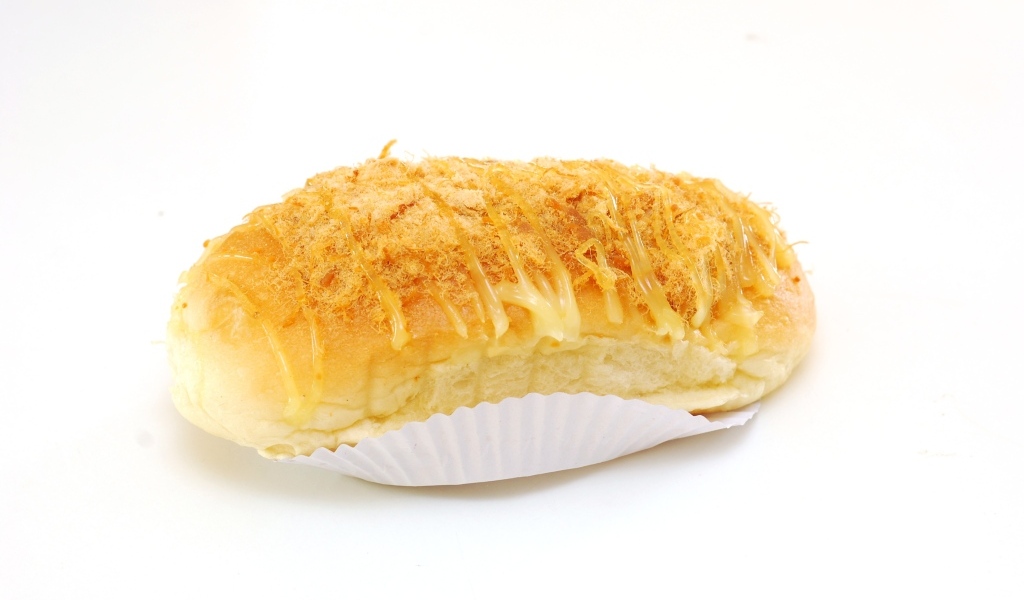 Булочка с кремом на белом фоне