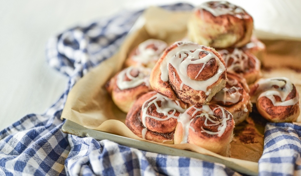 Булочки с кремом на тарелке с полотенцем