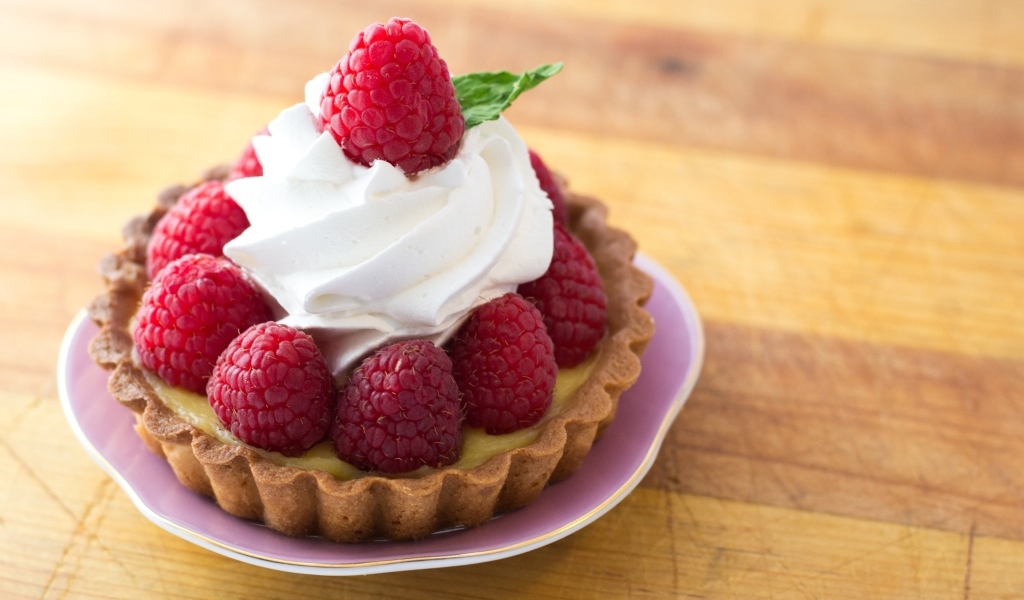 Пирожное с кремом и ягодами малины