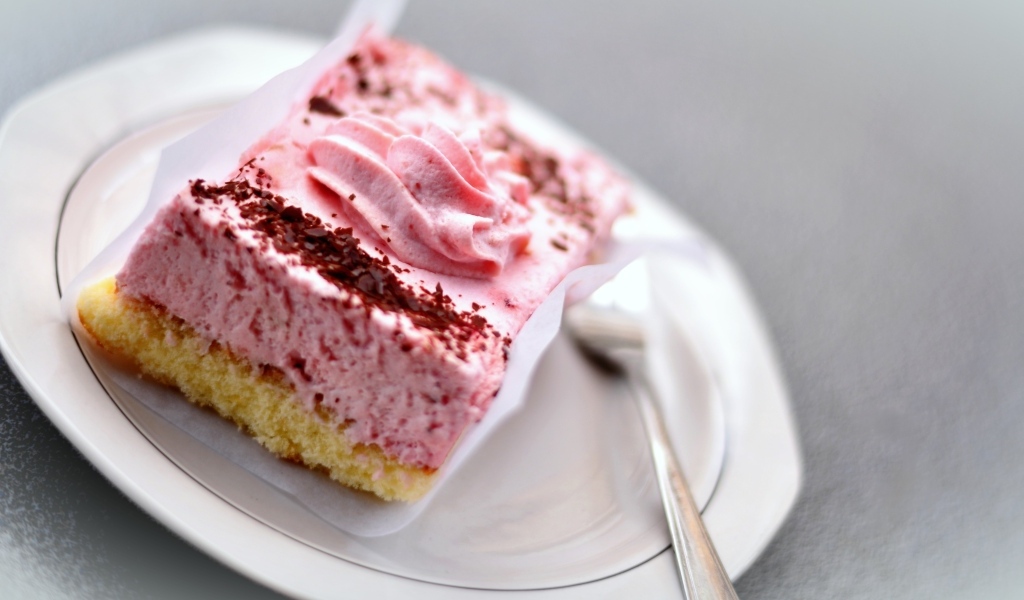 Торт с розовым клубничным муссом