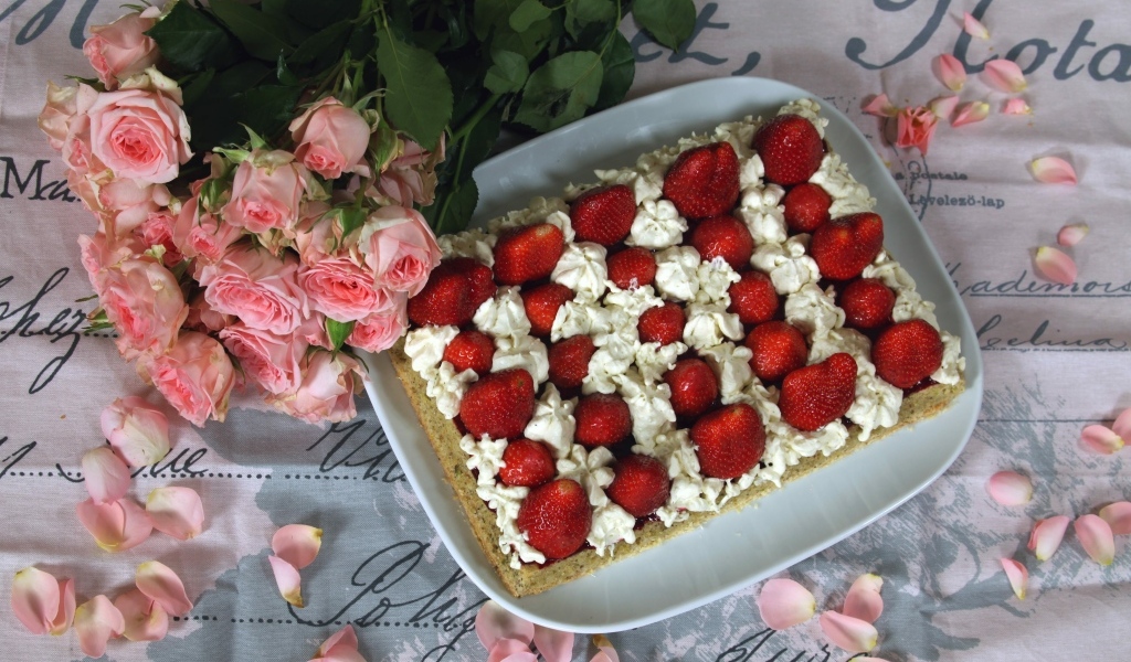 Торт с клубникой и букетом розовых роз