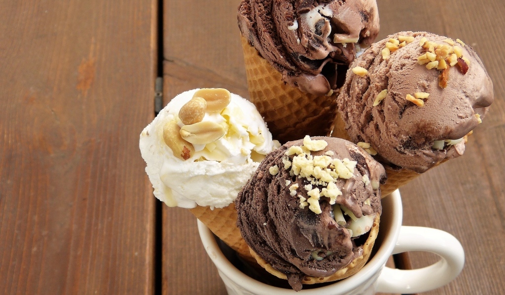 Шоколадное и сливочное мороженое в чашке на столе