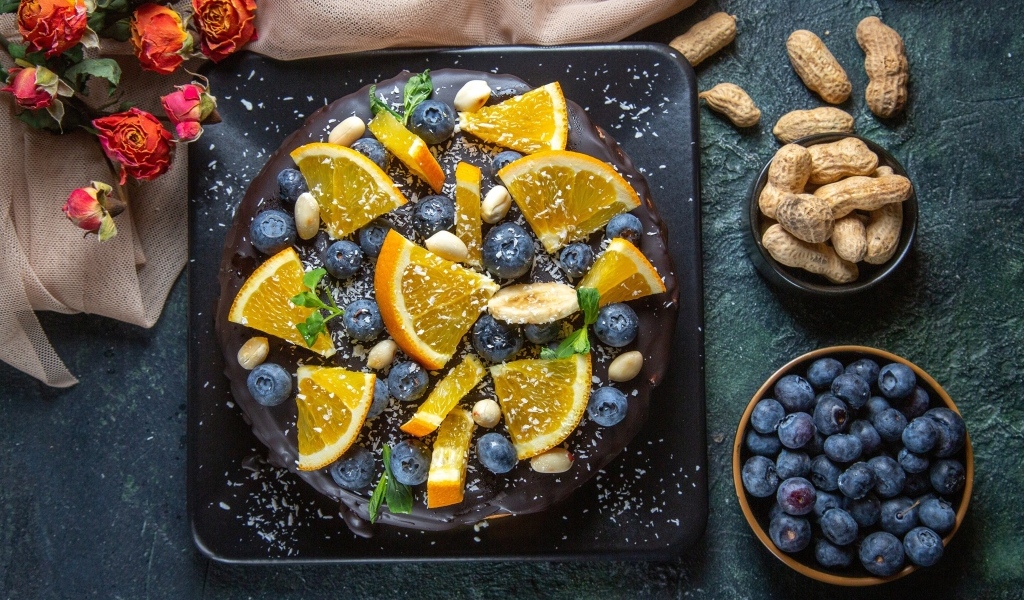 Шоколадный торт с ягодами черники и апельсинами 