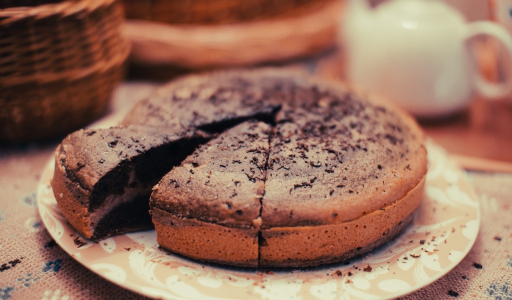 Шоколадный пирог  с кремом на тарелке