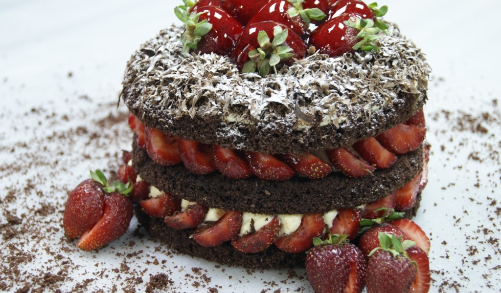 Шоколадный торт с ягодами клубники