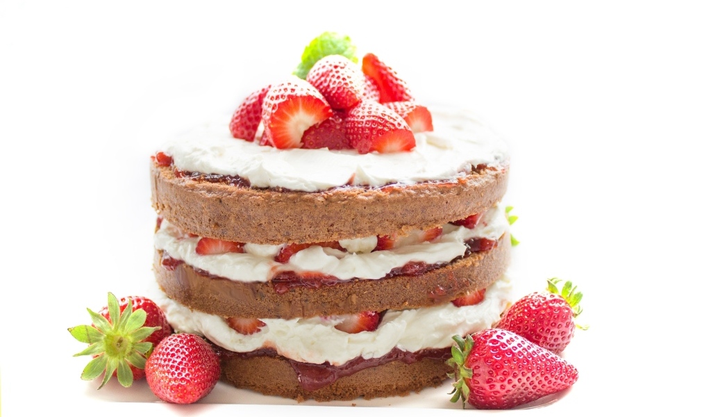 Шоколадный торт с ягодами клубники на белом фоне 