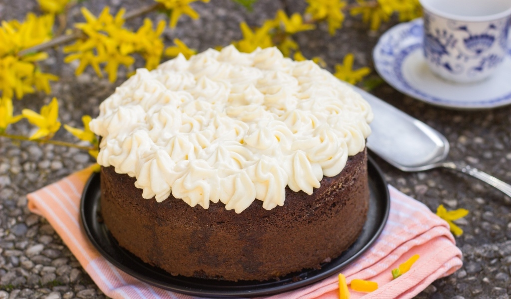 Шоколадный торт с белым кремом