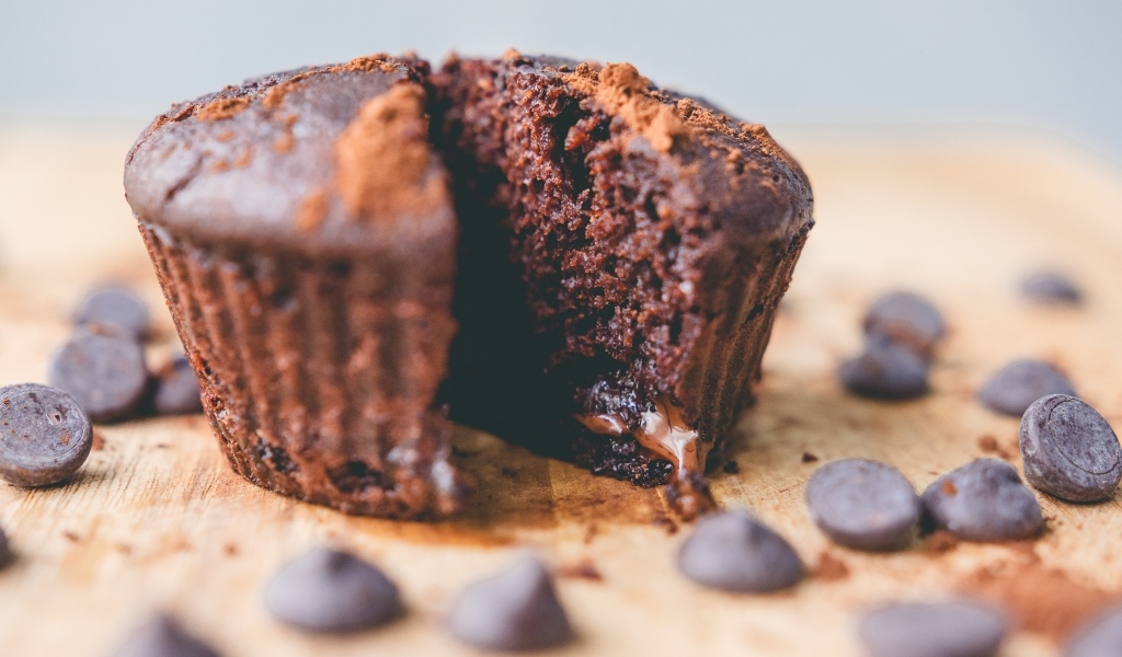 Шоколадный кекс на столе 