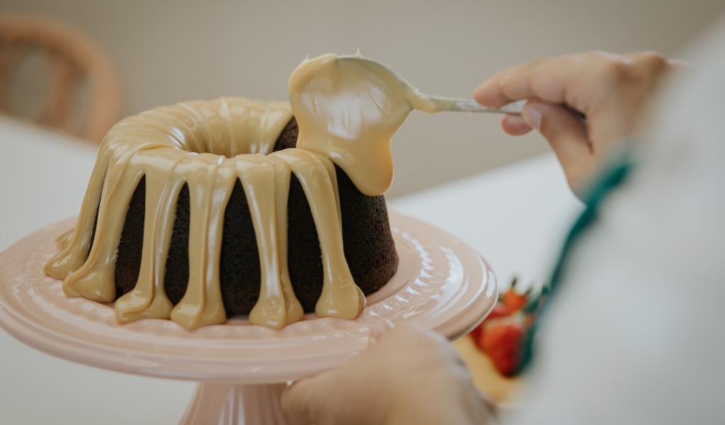 Шоколадный кекс с кремом на тарелке