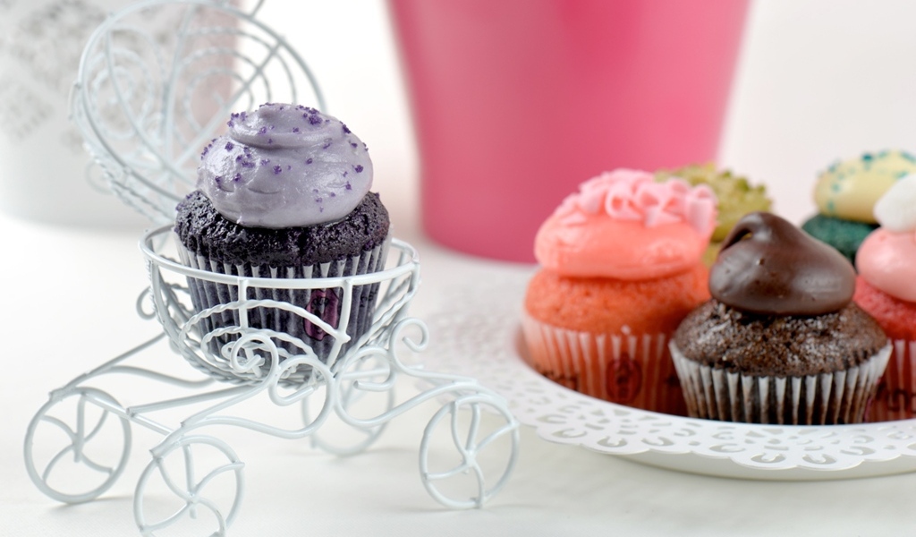 Шоколадные капкейки с разноцветным кремом