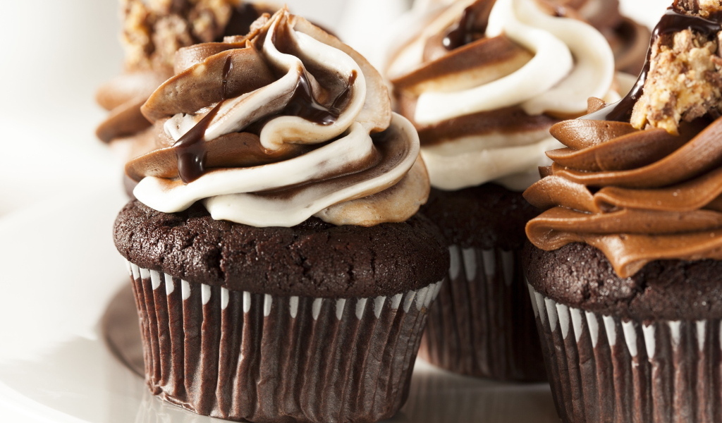 Шоколадные кексы  с кремом крупным планом