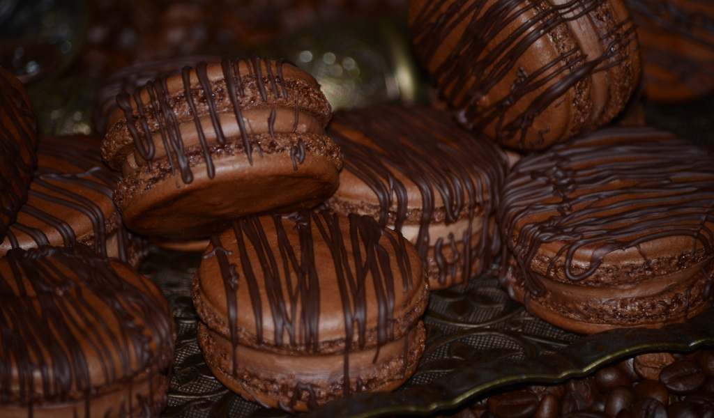 Шоколадное печенье макарон на столе