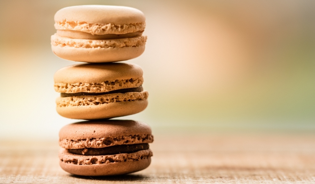 Шоколадное печенье макарун на столе