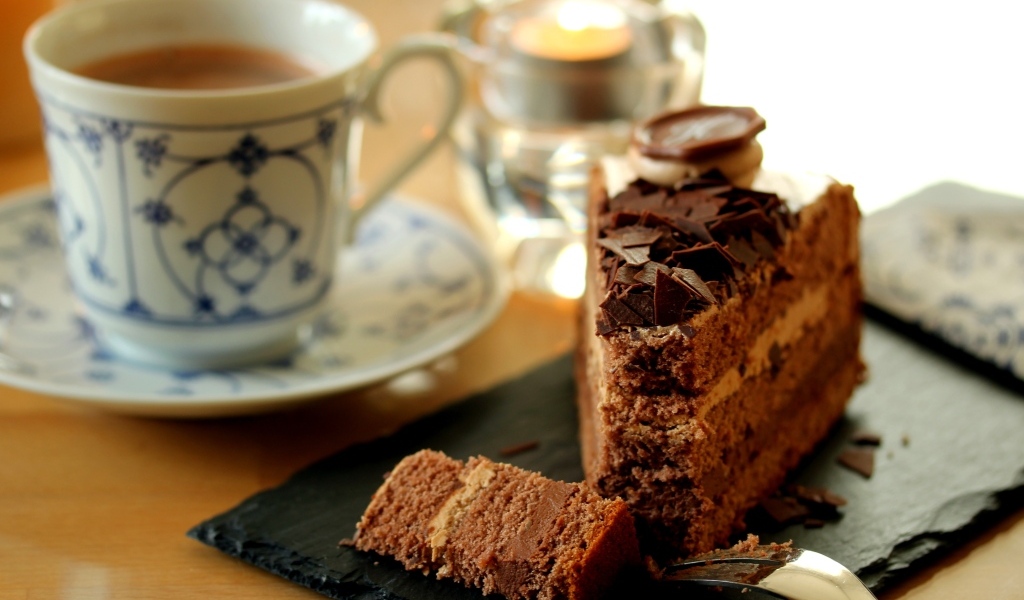 Кофе и кусок торта на столе