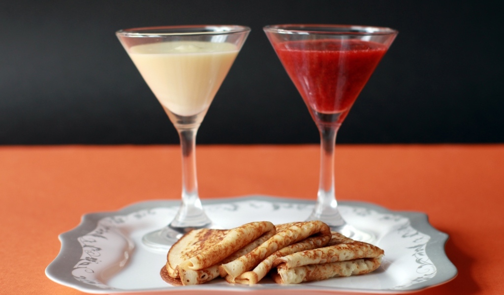 Сгущенка и варенье на тарелке с блинами