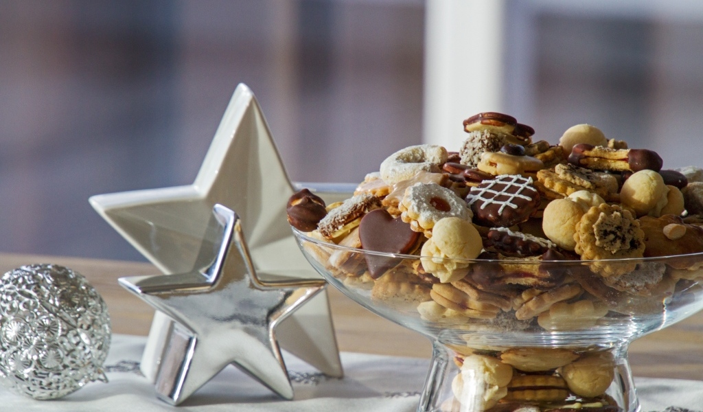 Печенье в вазе на столе со звездами