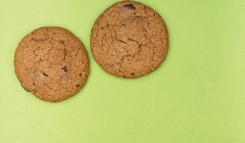 Печенье на зеленом фоне