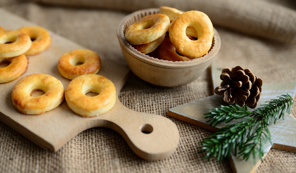 Печенье на столе с шишкой и еловой веткой