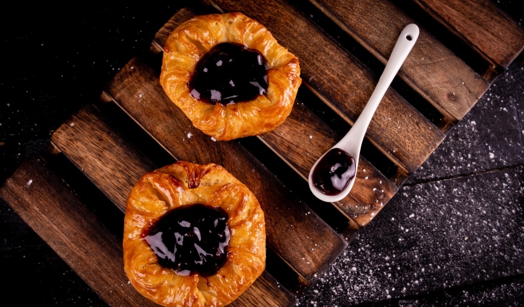 Печенье с джемом на деревянной доске