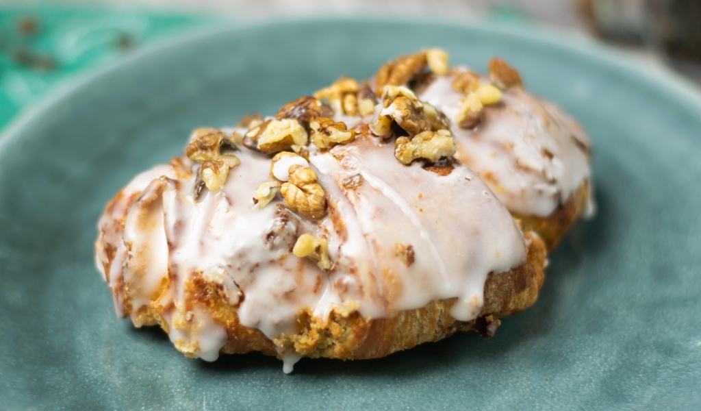 Круассан в глазури с орехами