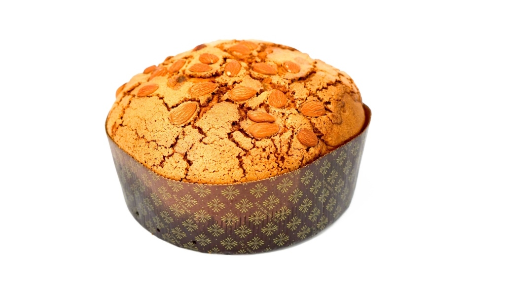 Кекс с миндальными орехами на белом фоне