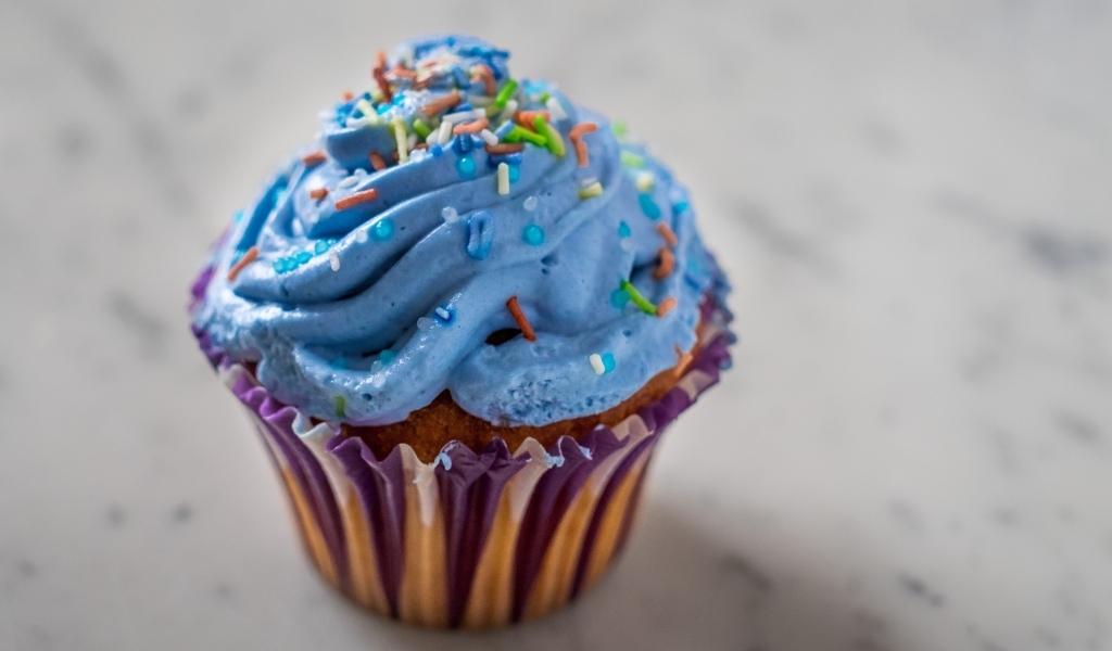 Капкейк с голубым кремом крупным планом