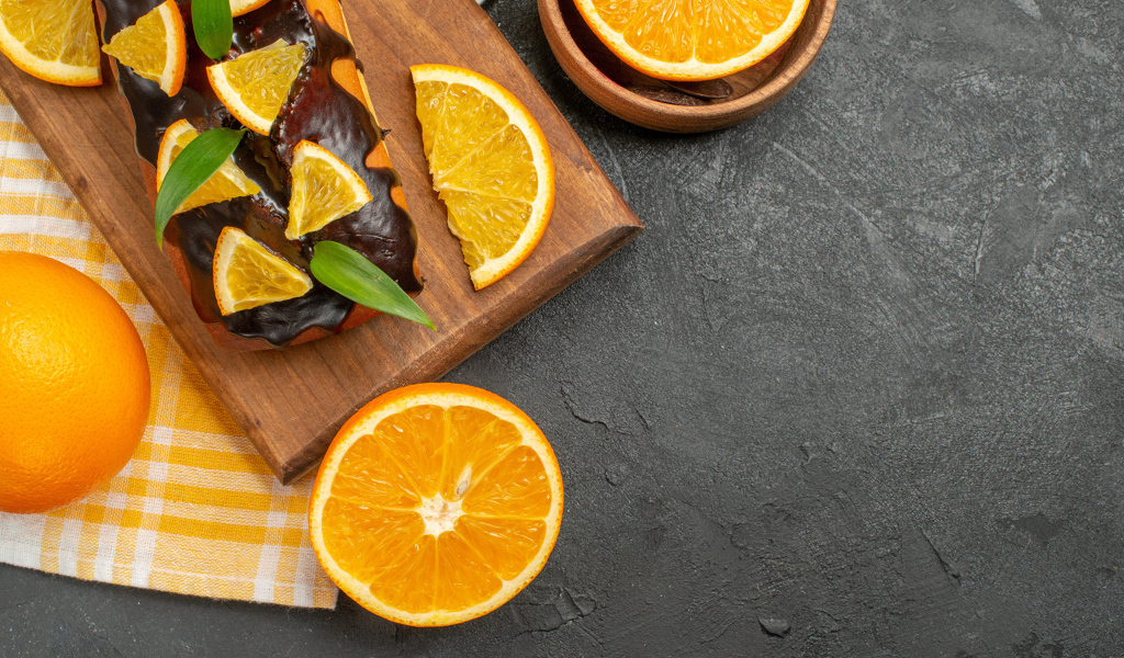 Кекс с шоколадом и апельсинами на доске