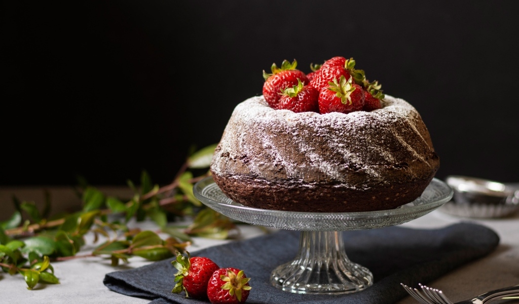 Кекс с сахарной пудрой и ягодами клубники 