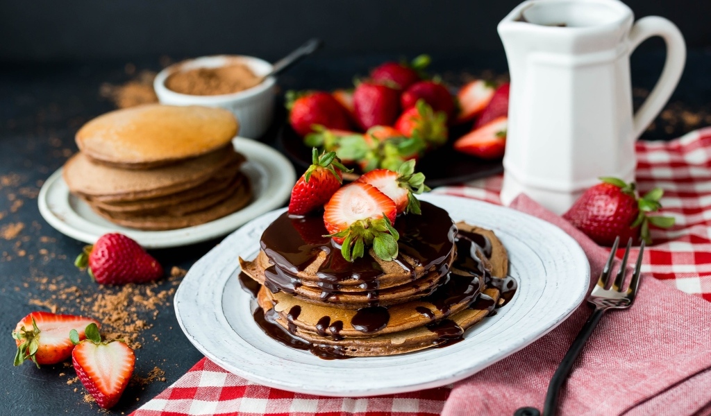 Капкейки с шоколадным топпингом и ягодами клубники