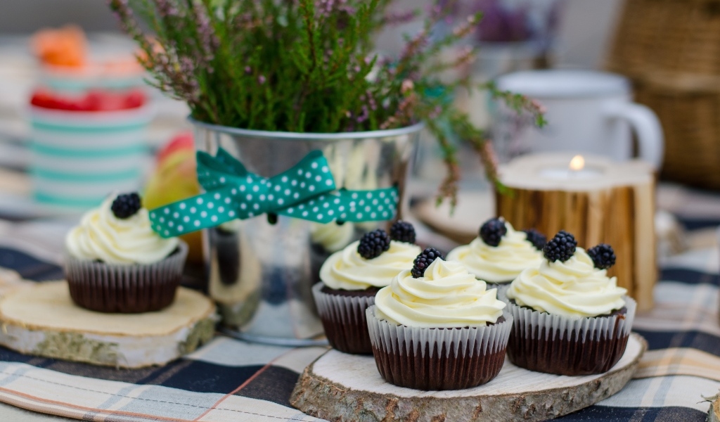 Капкейки с кремом и ягодами ежевики