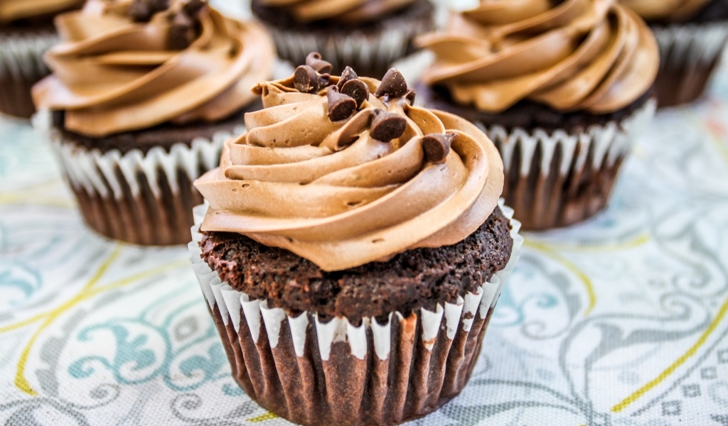 Капкейки с кремом и шоколадной крошкой