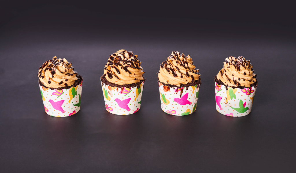 Кексы с кремом на сером столе