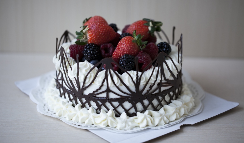 Вкусный торт с шоколадом и свежими ягодами