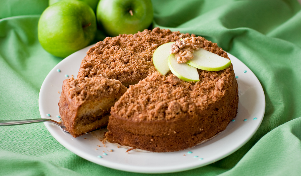 Вкусный пирог с кусочками яблока