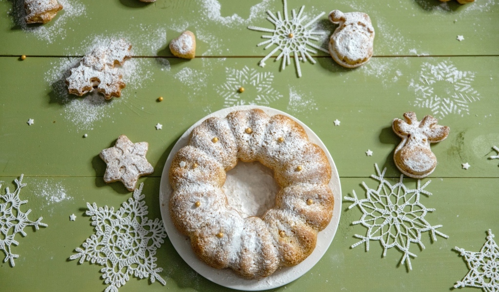 Вкусный сладкий рождественский кекс с сахарной пудрой
