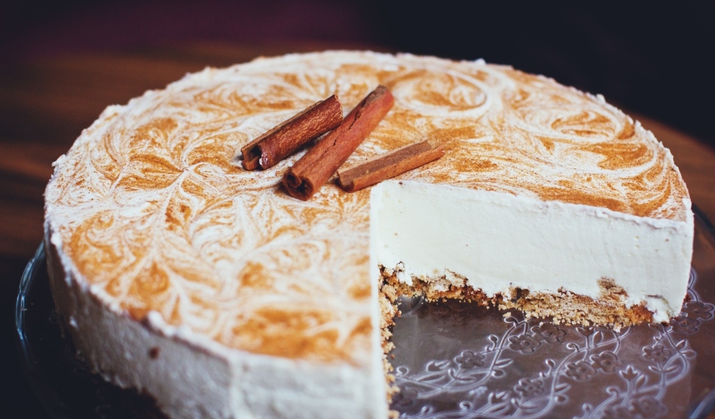 Вкусный сладкий торт с корицей