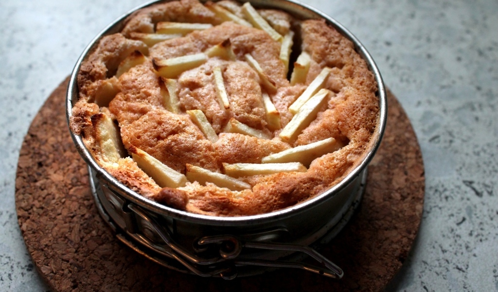 Вкусный сладкий свежий пирог с яблоками 