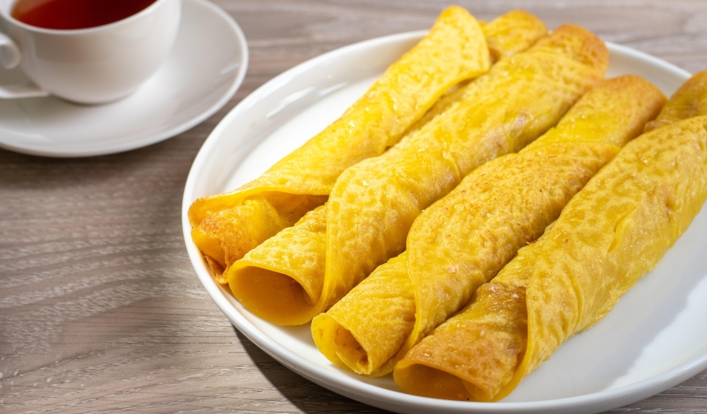 Вкусные сладкие трубочки с чаем на столе