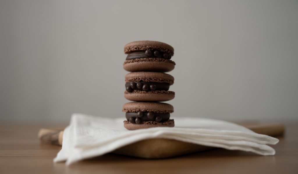 Десерт макаронс с шоколадом на белой салфетке