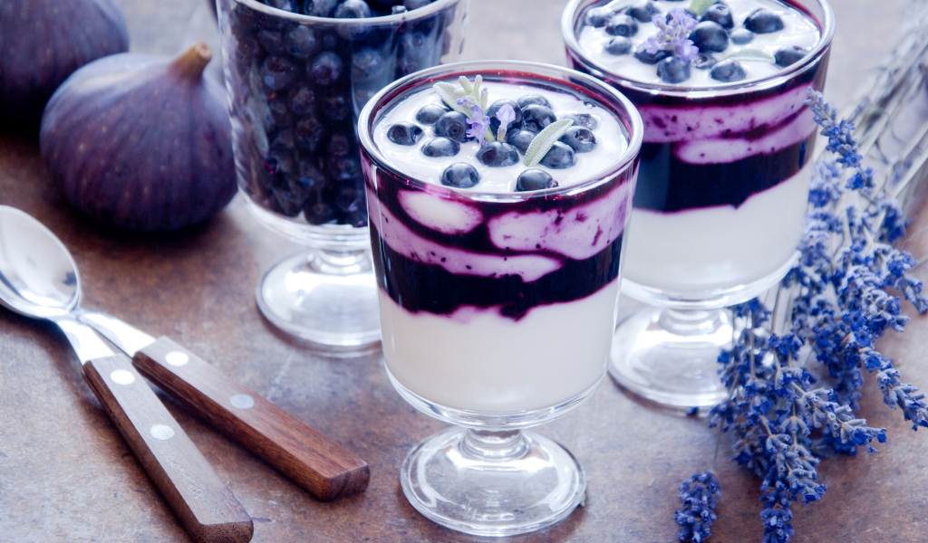 Десерт с ягодами черники и инжиром